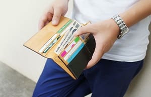 エンブレムシリーズ長財布かぶせスタイルの使いやすい財布
