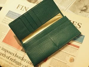 緑色のオーソドックスな長財布