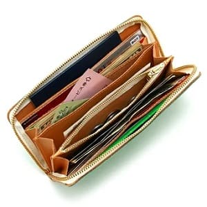 ミントグリーンのラウンドファスナー財布の収納力